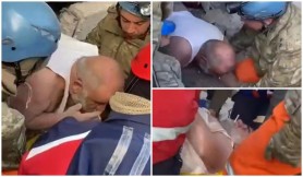 Un bătrân, scos cu țigara în gură de sub dărâmături, în Turcia. Nici salvatorii nu l-au putut convinge să renunţe la ea